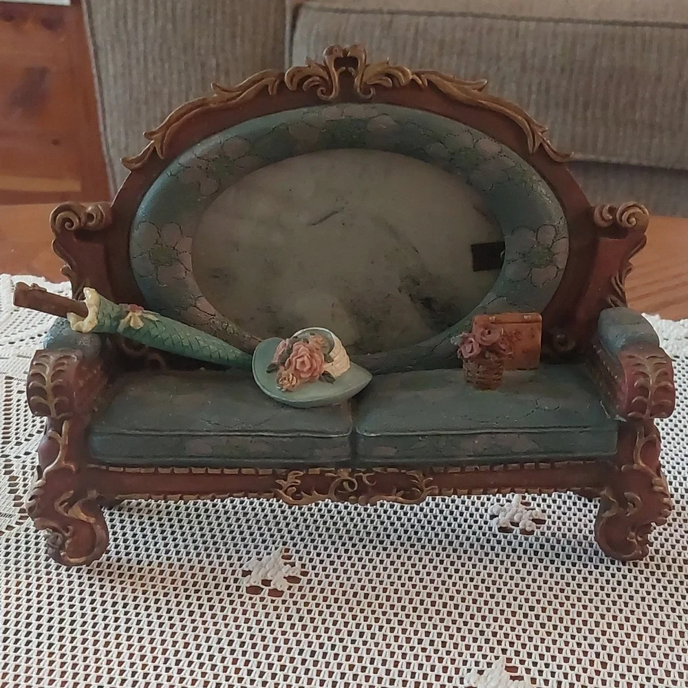Victorian Style Loveseat Sofa Unique Picture Frame Holder